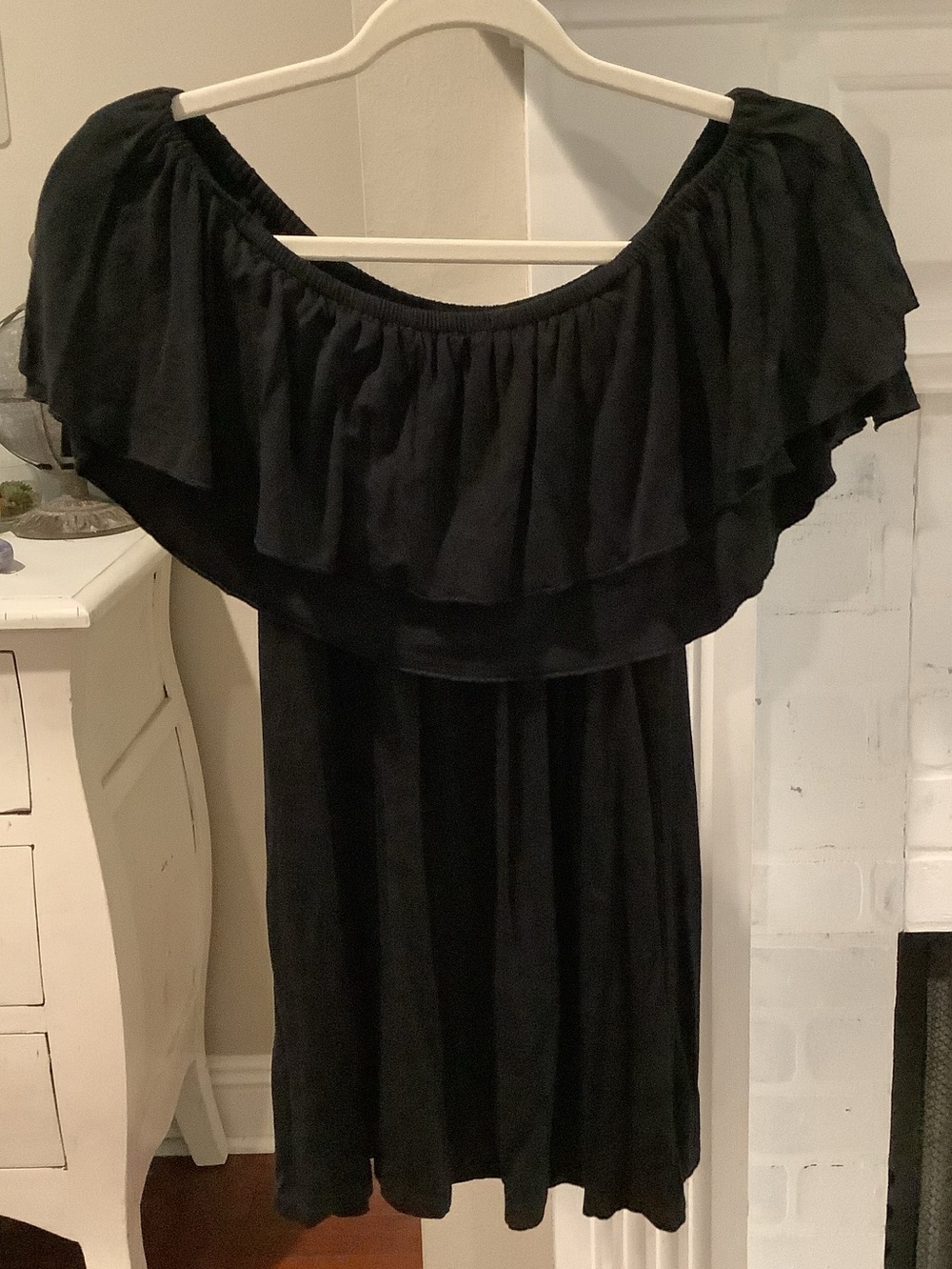 Chelsea & Theodore Black Tiered Off-Shoulder Shirt